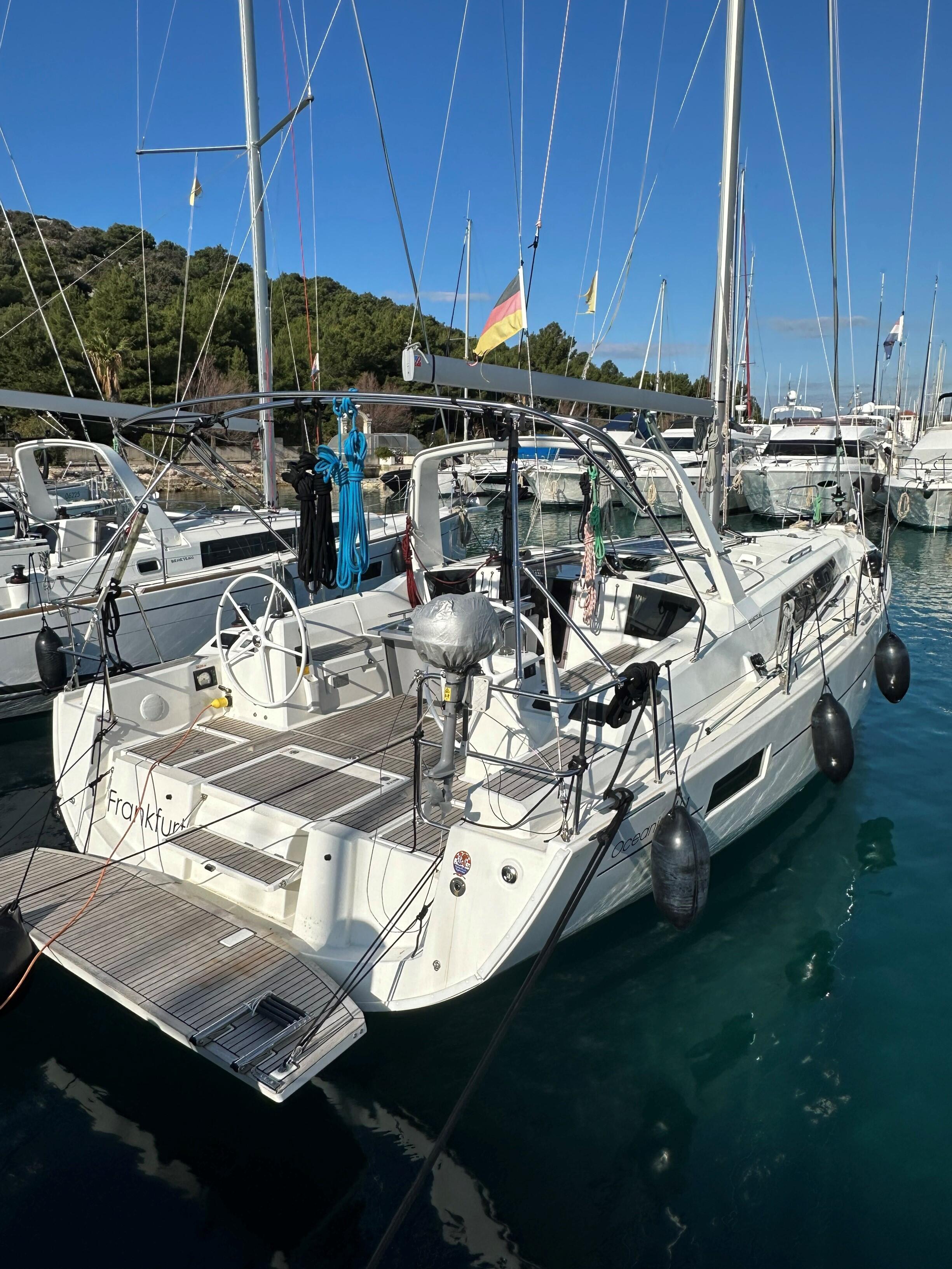 Sailing yacht 