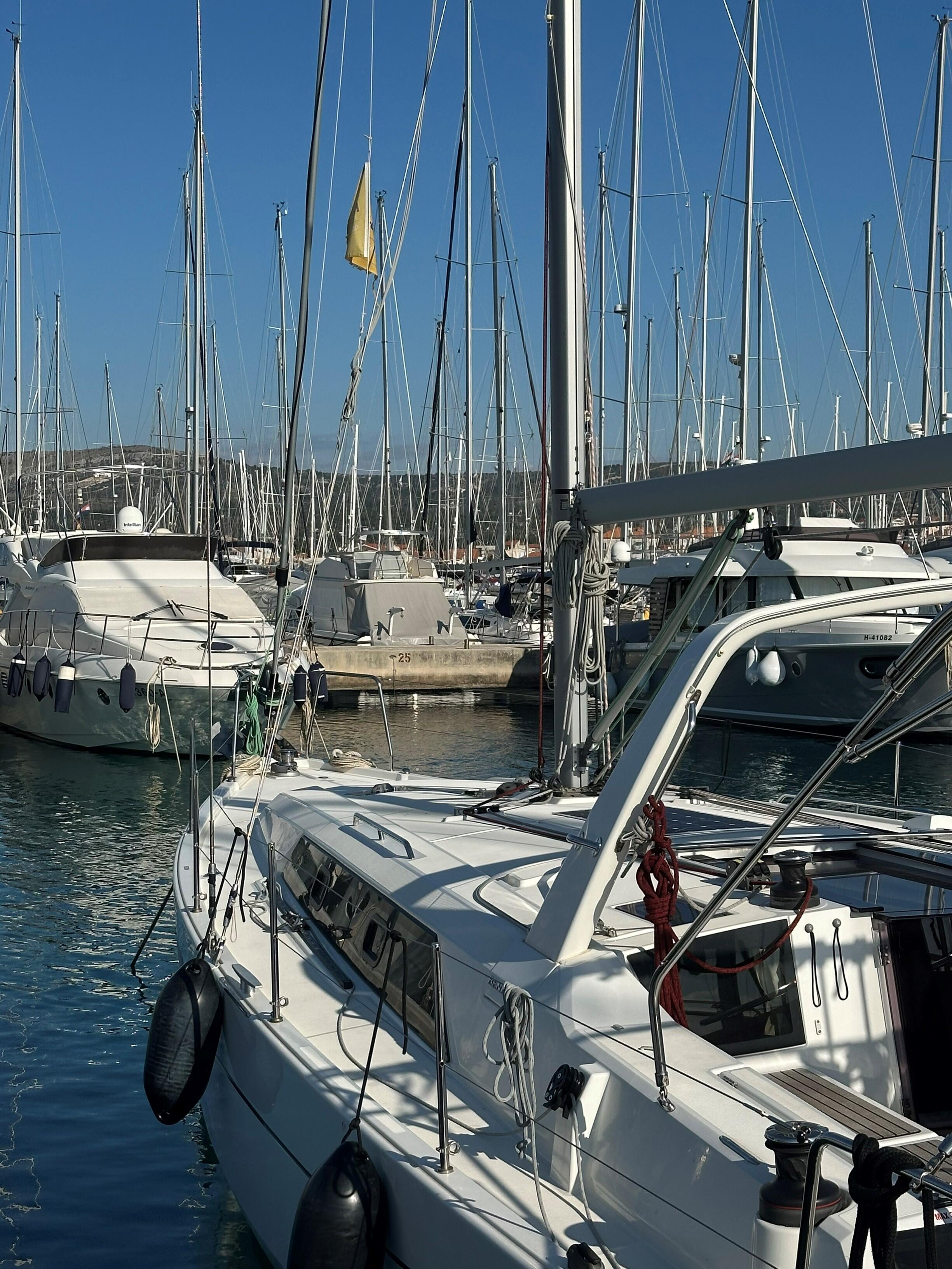 Sailing yacht 