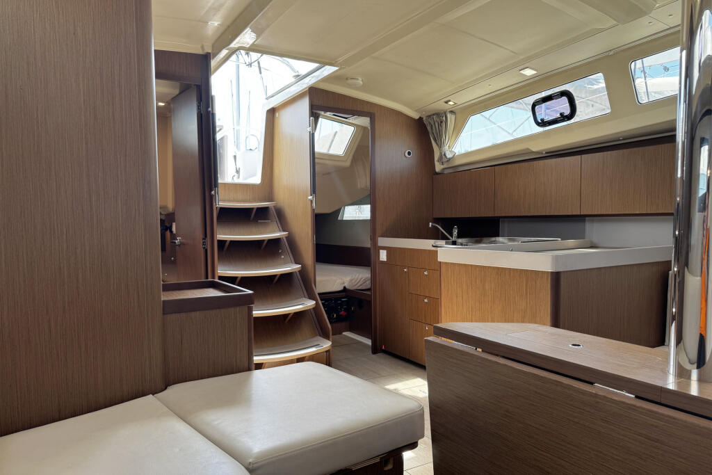 Sailing yacht 