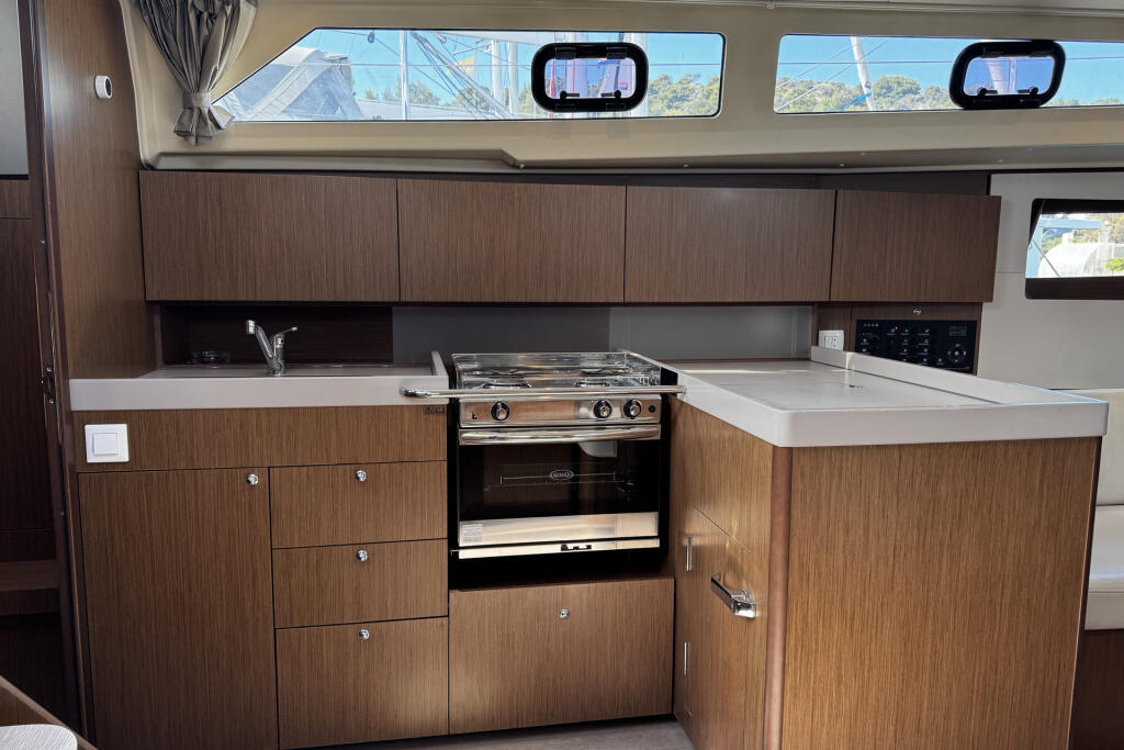 Sailing yacht 