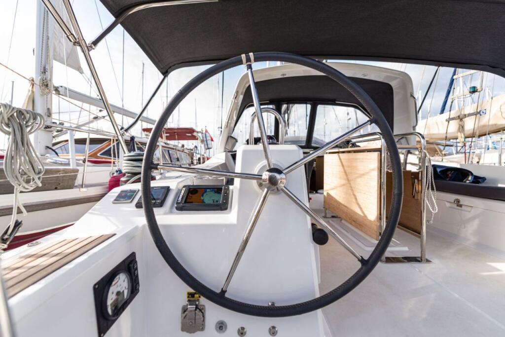 Sailing yacht 