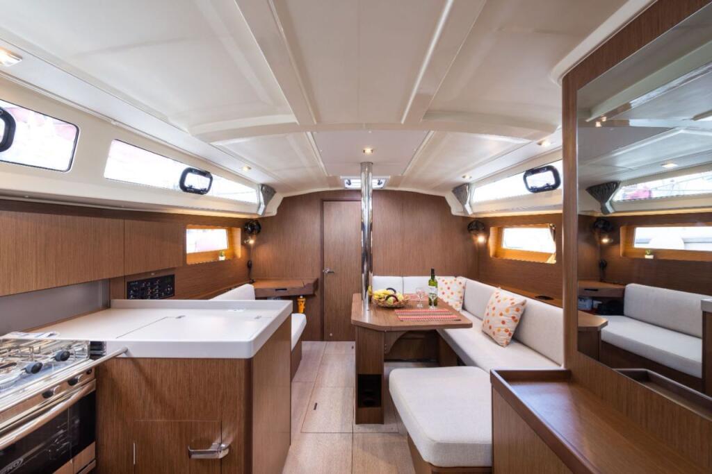 Sailing yacht 