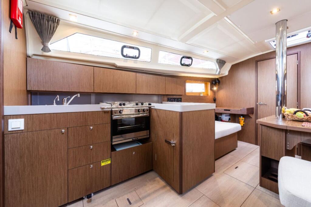 Sailing yacht 