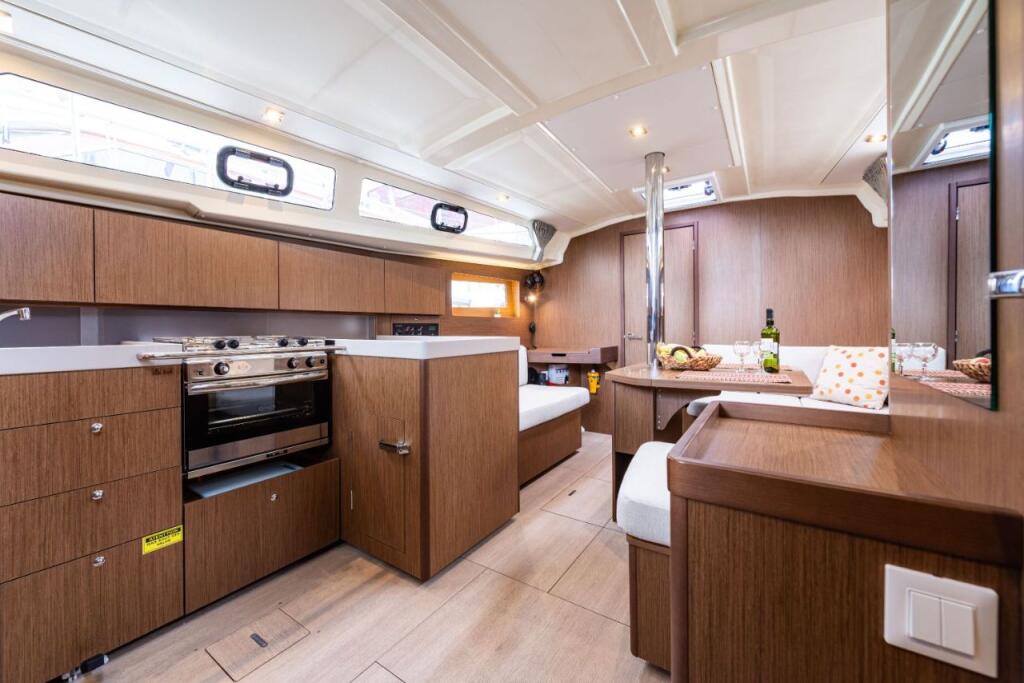 Sailing yacht 