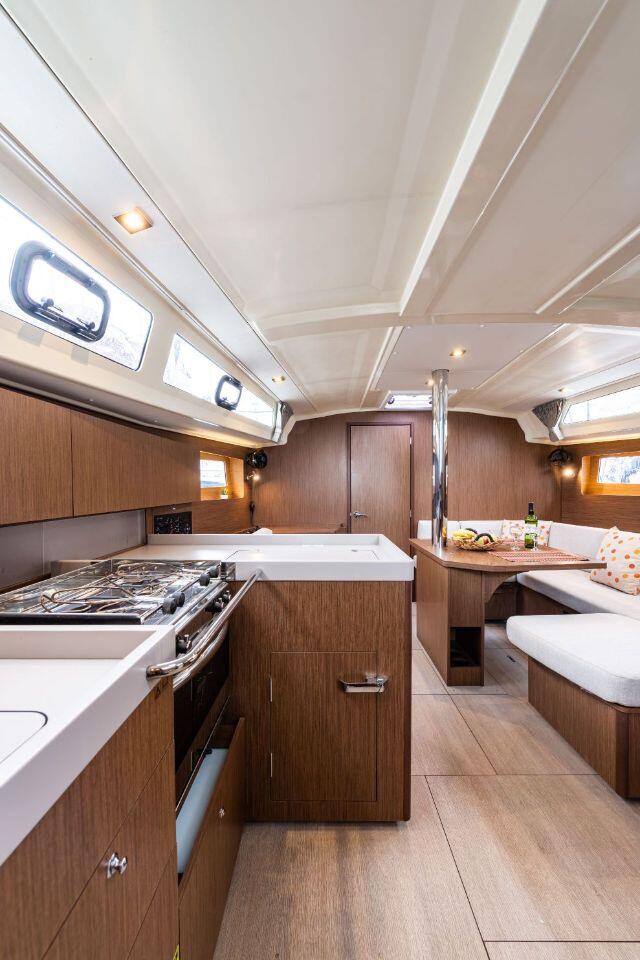 Sailing yacht 