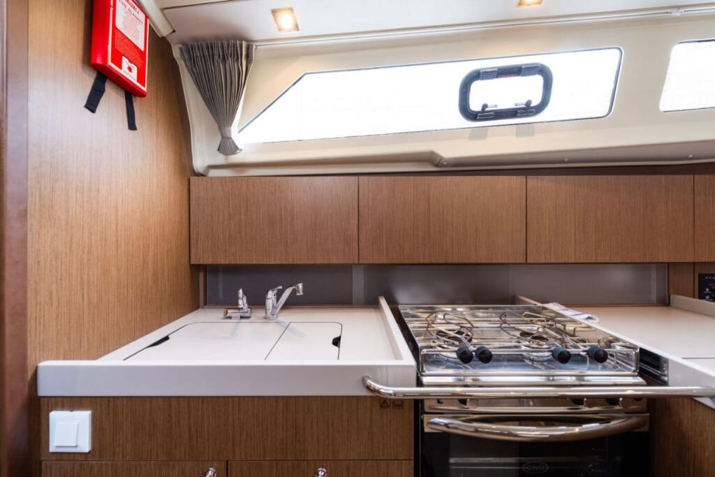 Sailing yacht 