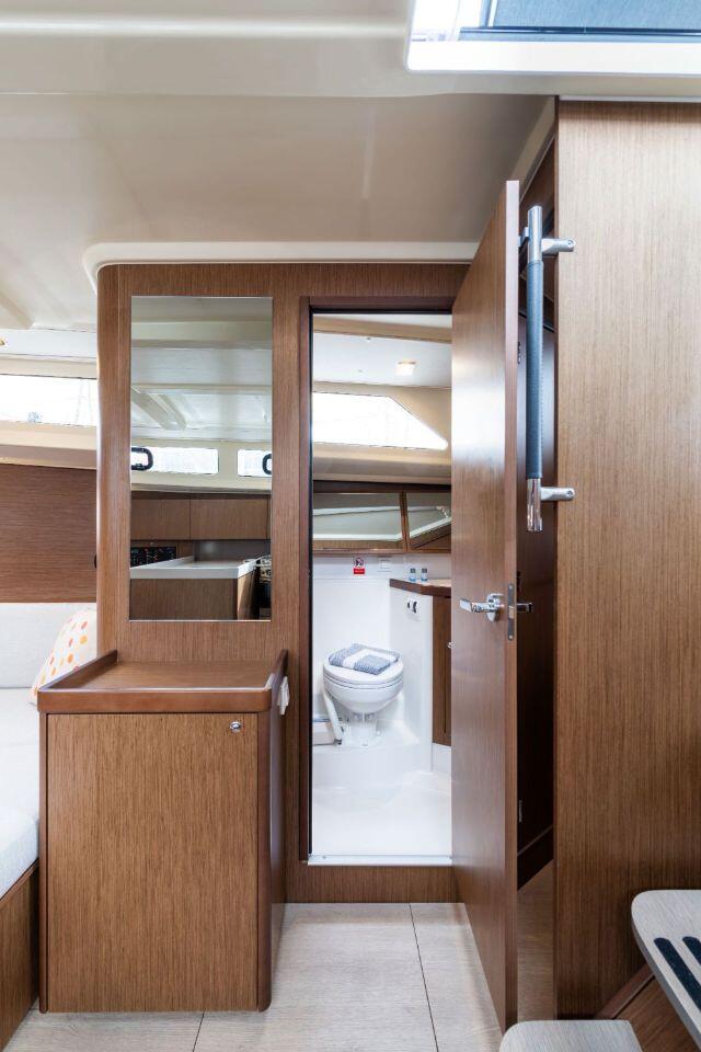 Sailing yacht 