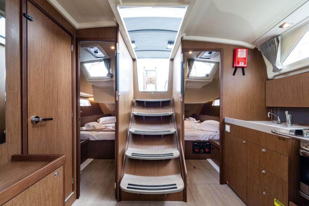 Sailing yacht 