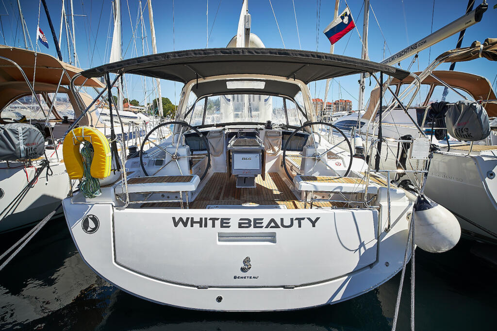 Sailing yacht 
