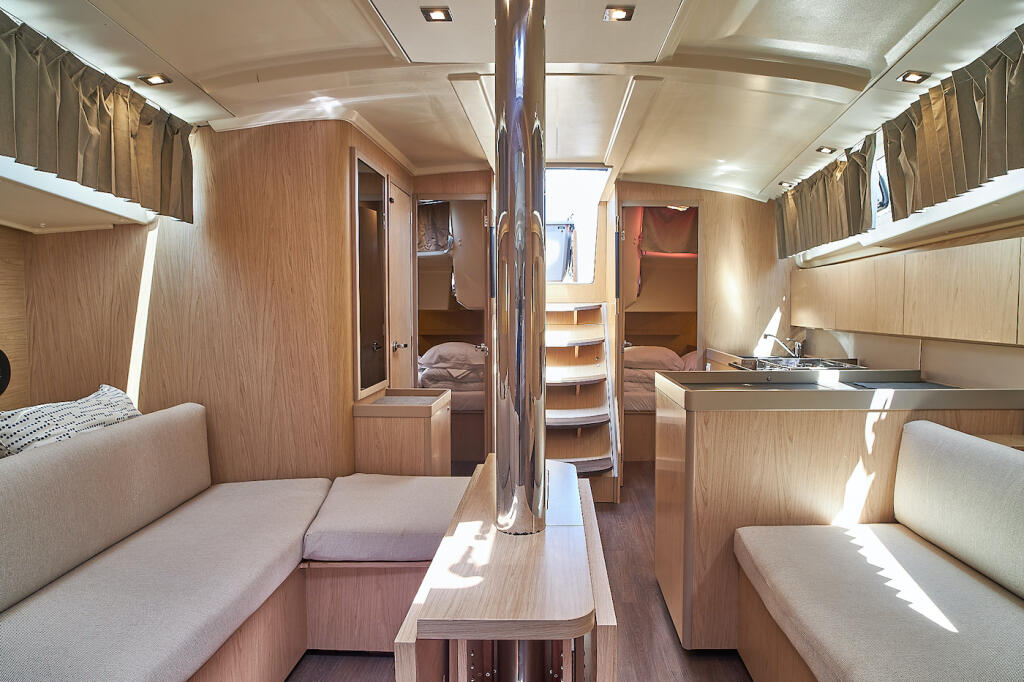 Sailing yacht 