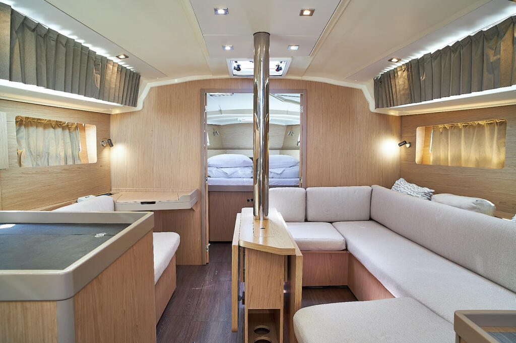 Sailing yacht 