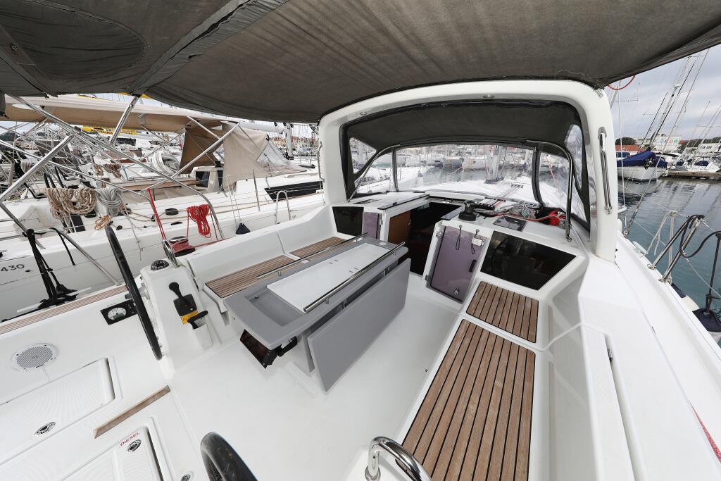 Sailing yacht 