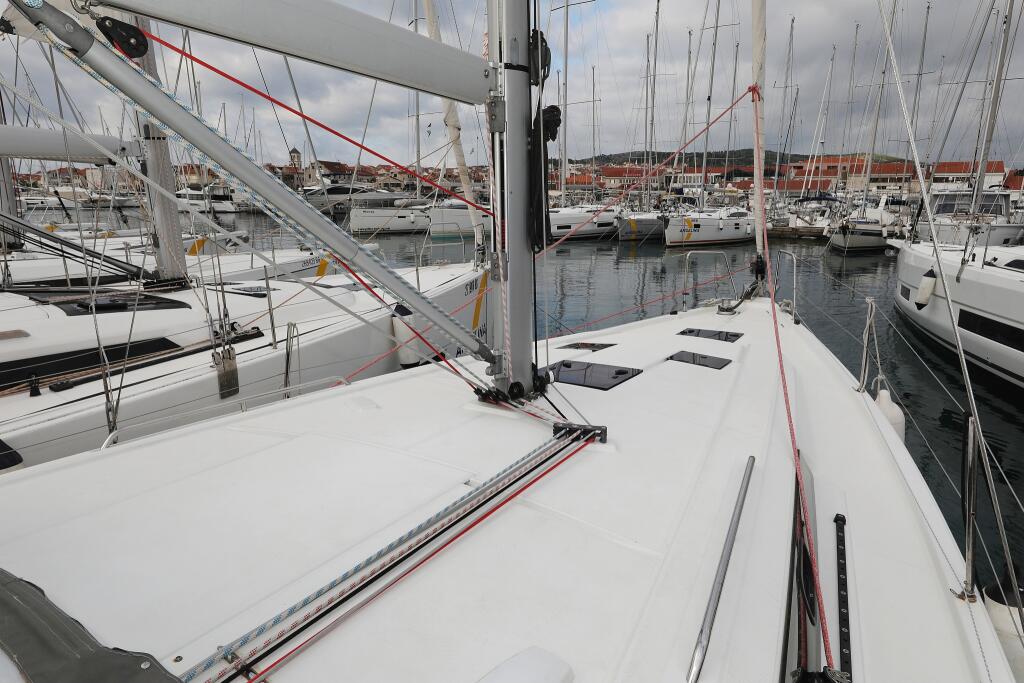 Sailing yacht 
