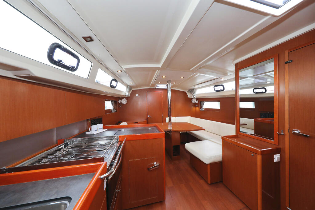 Sailing yacht 