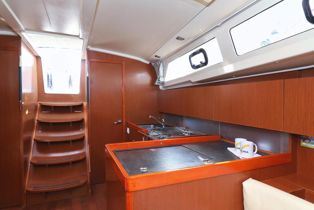 Sailing yacht 