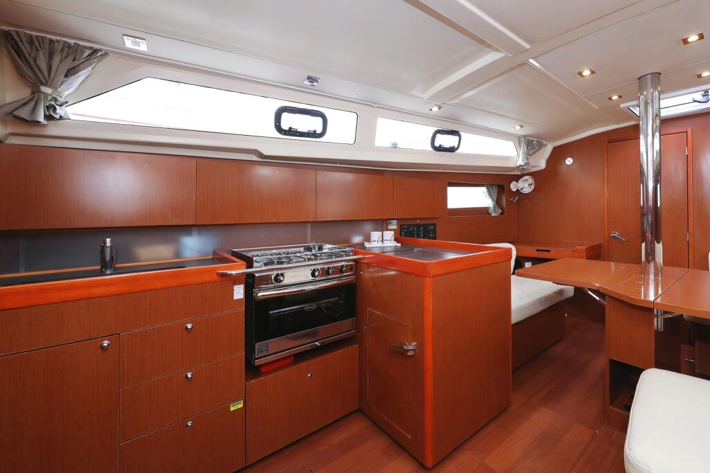 Sailing yacht 