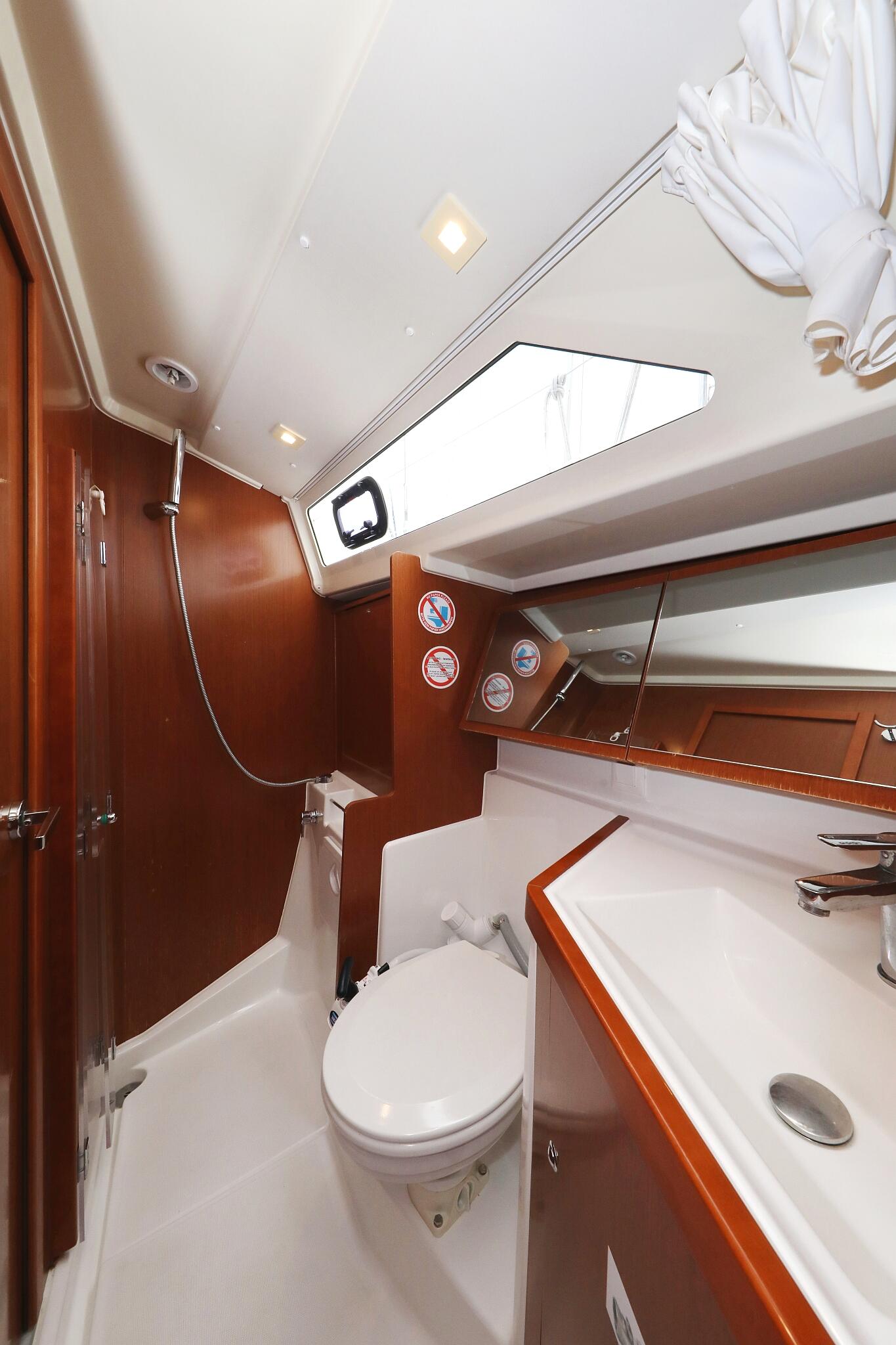 Sailing yacht 