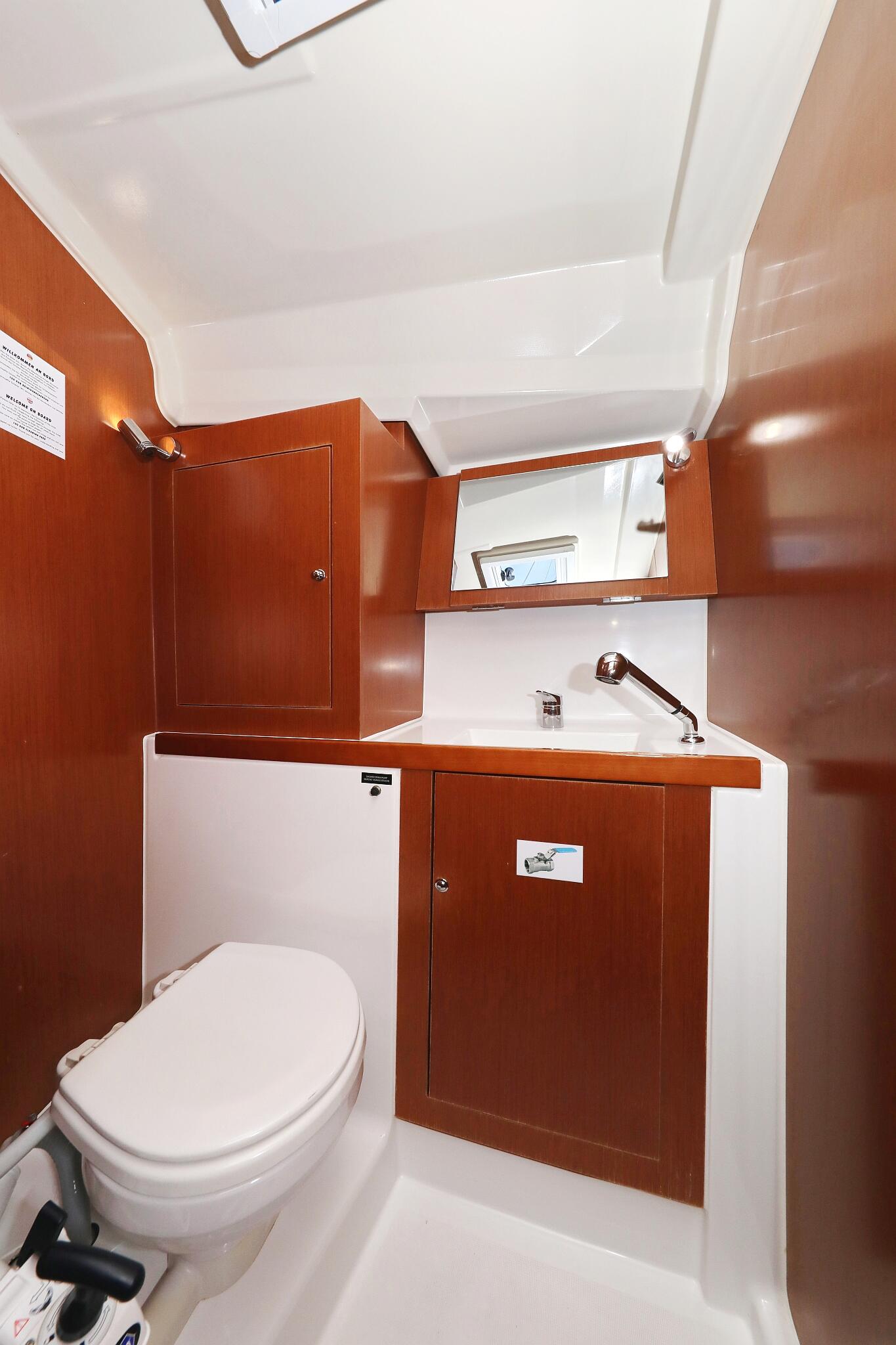 Sailing yacht 
