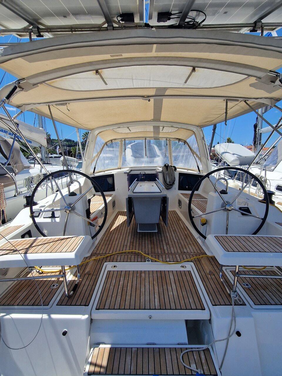 Sailing yacht 
