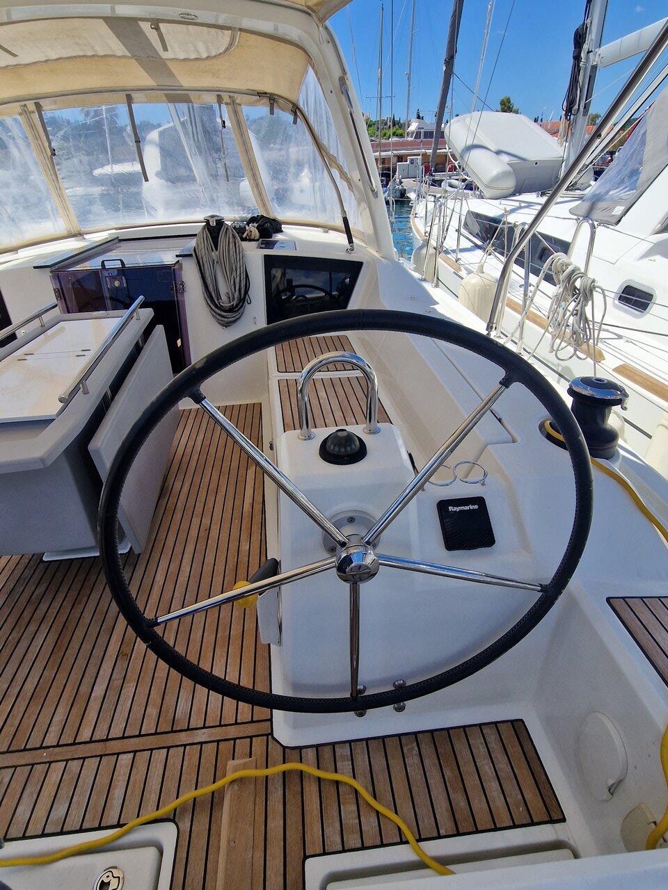 Sailing yacht 