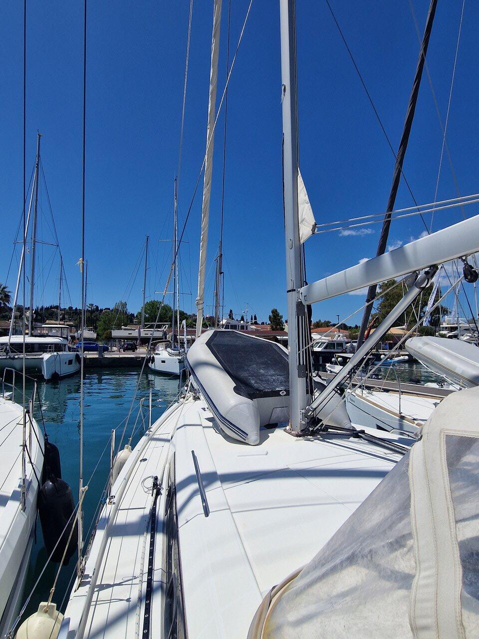 Sailing yacht 