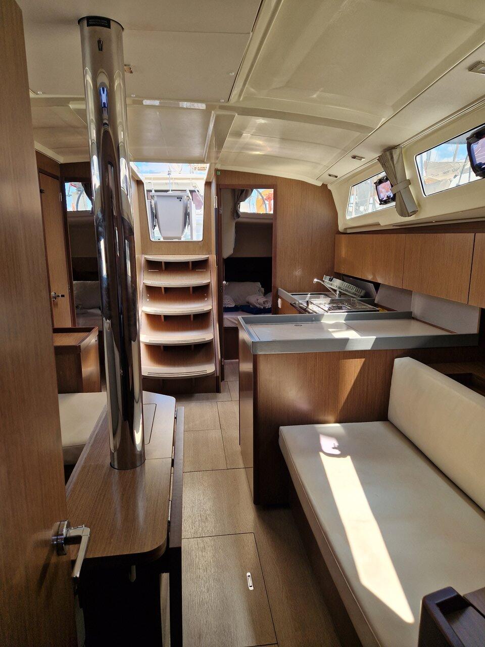 Sailing yacht 