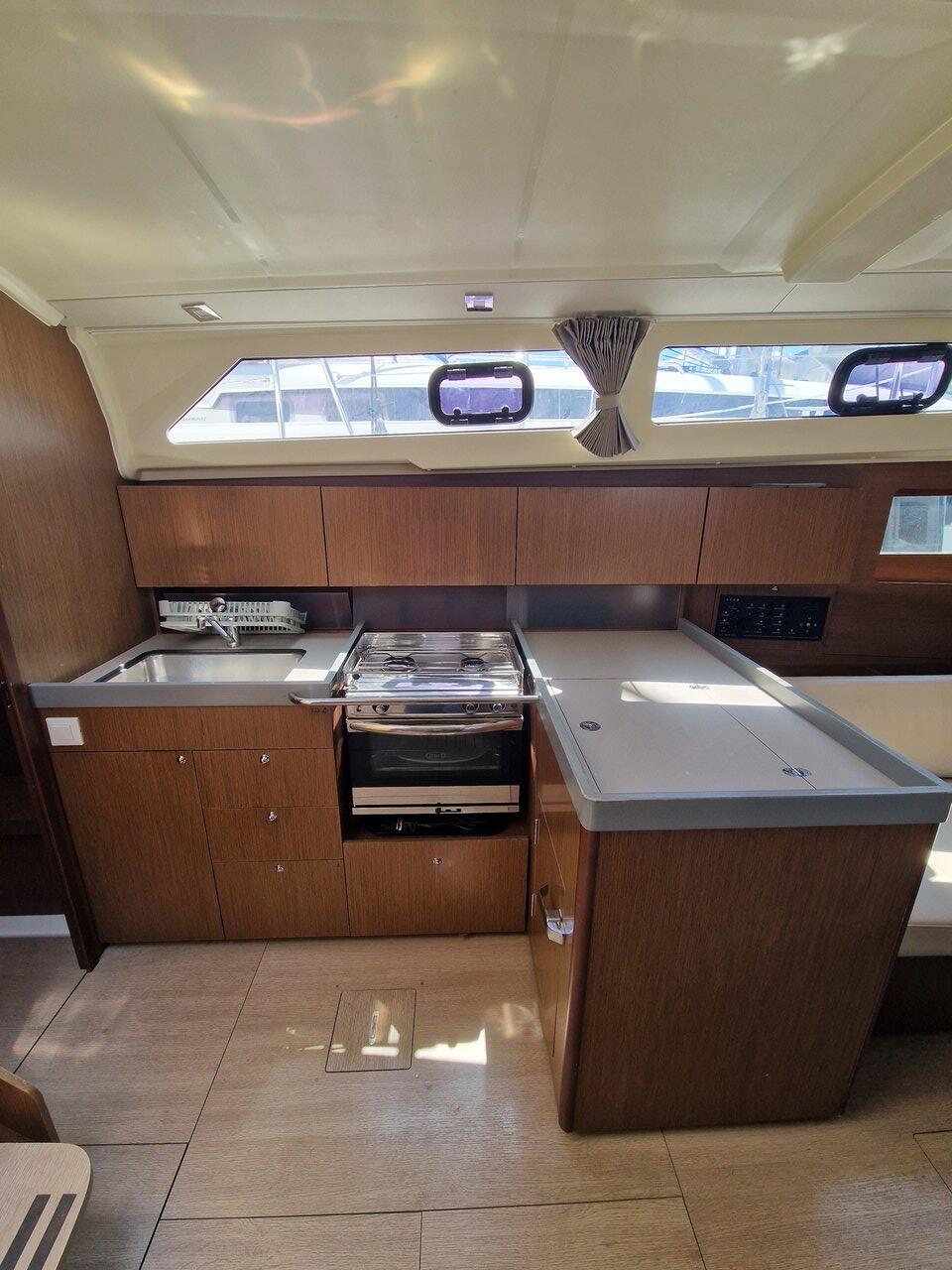 Sailing yacht 