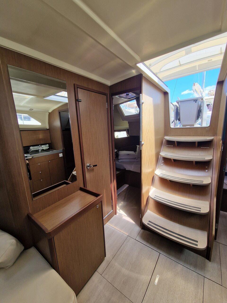 Sailing yacht 