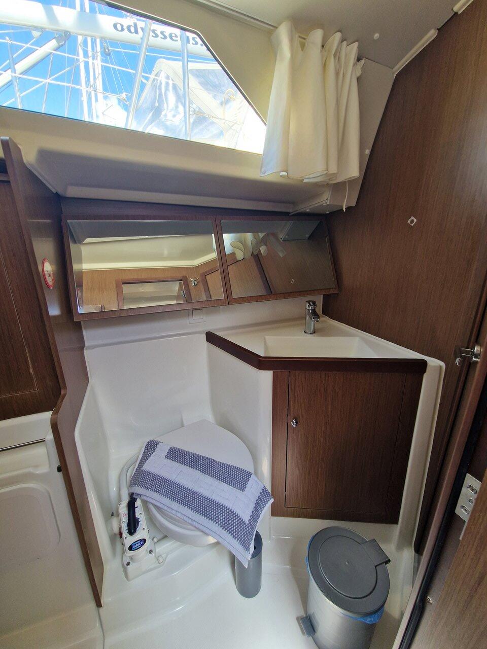 Sailing yacht 