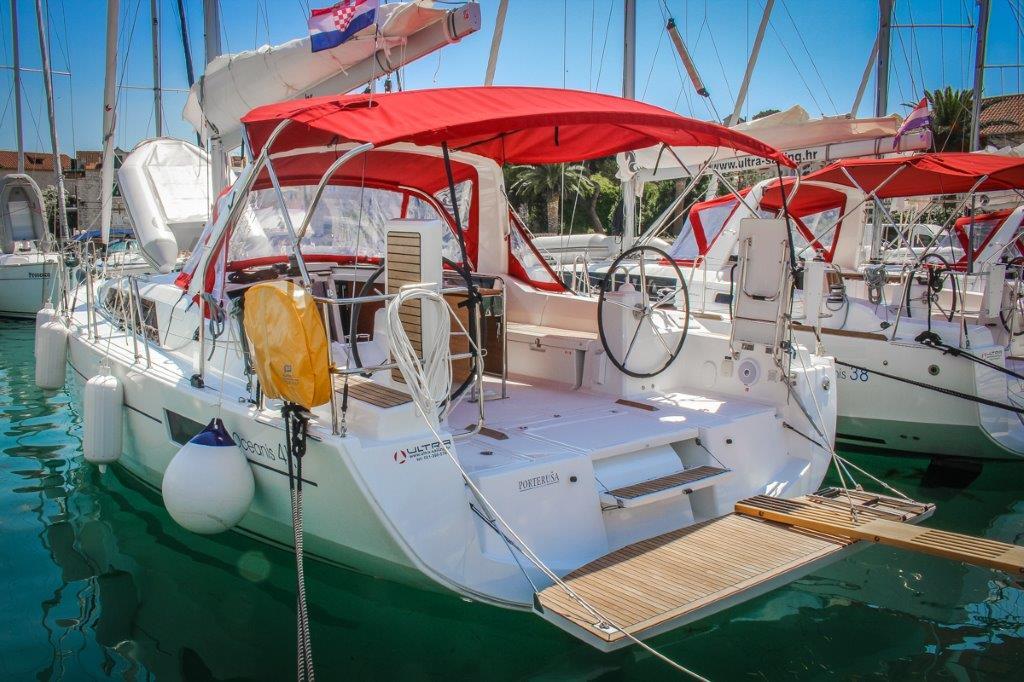 Sailing yacht 
