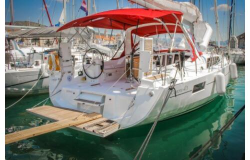 Sailing yacht 