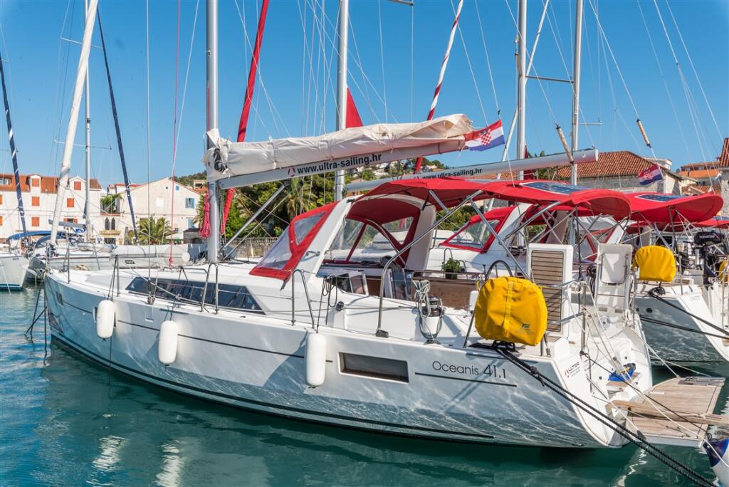 Sailing yacht 