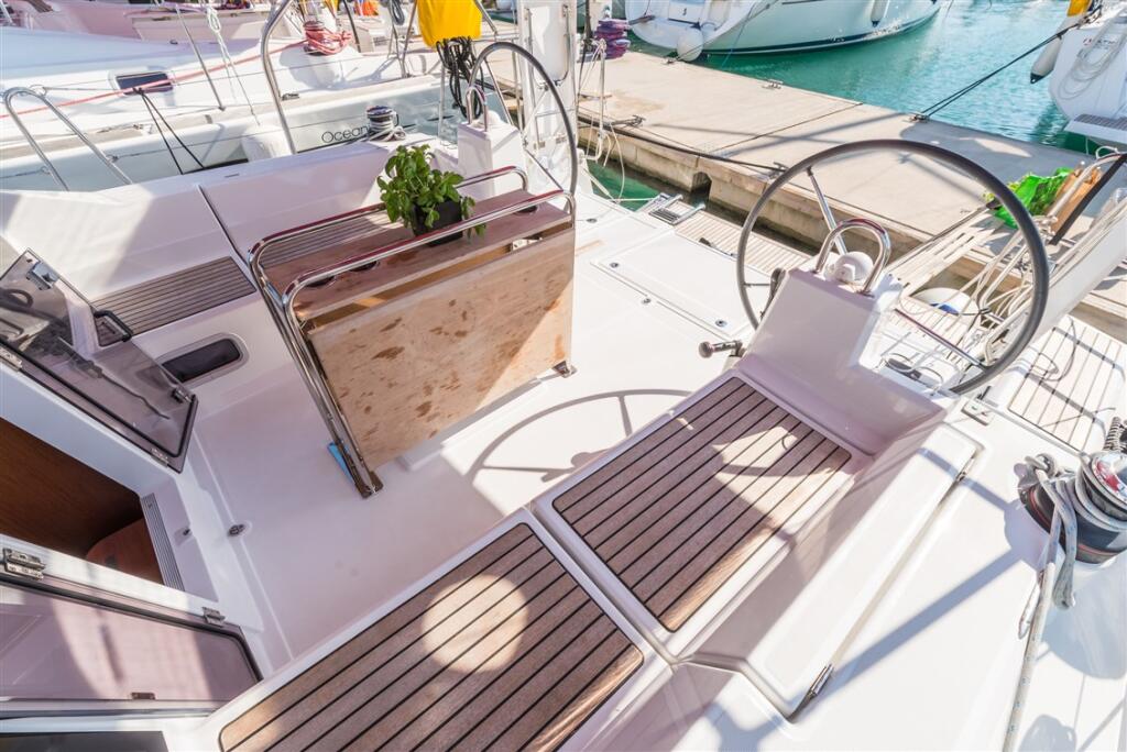 Sailing yacht 