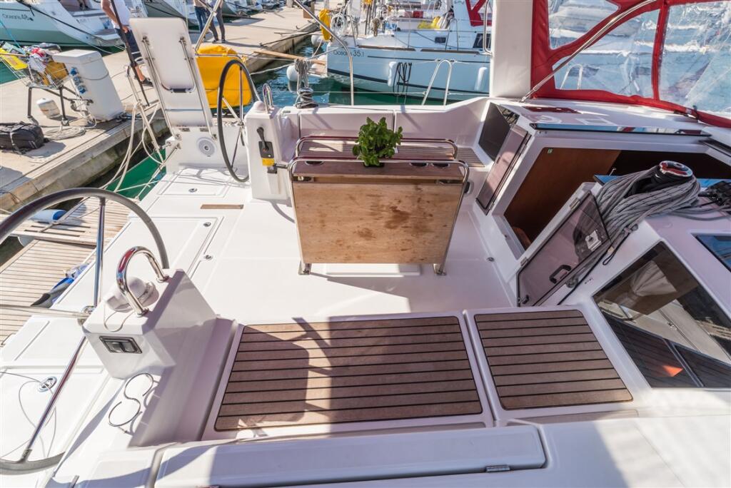 Sailing yacht 