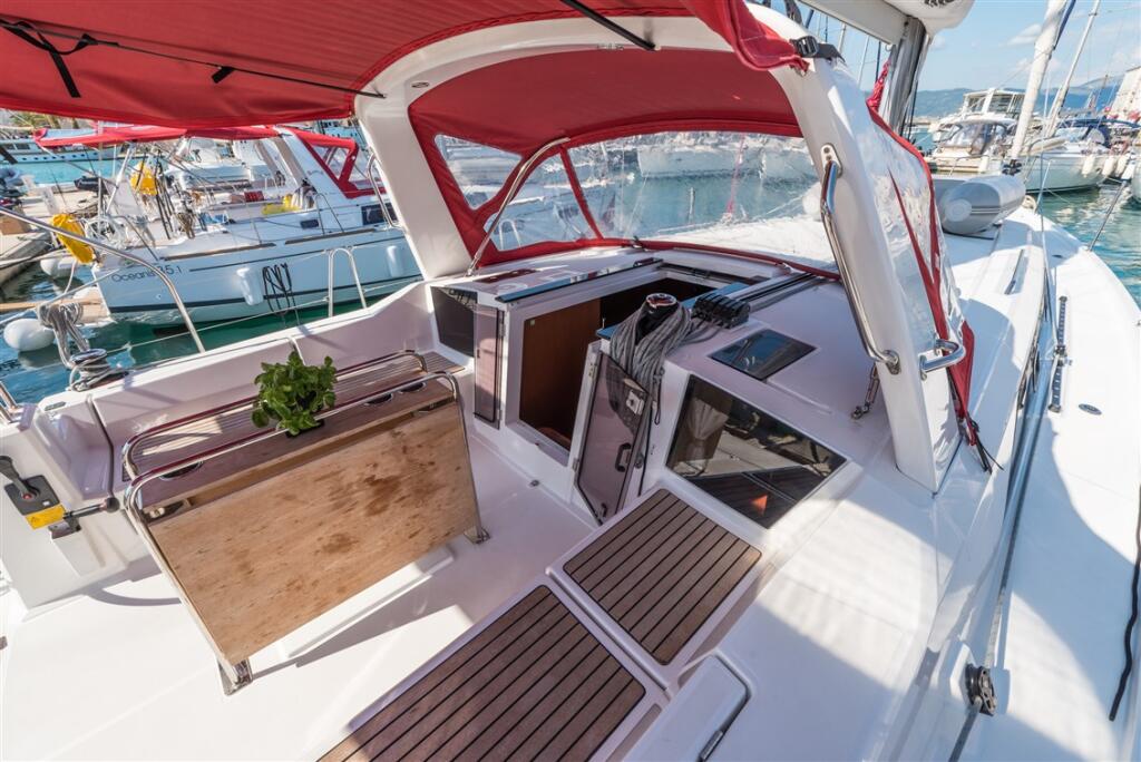 Sailing yacht 