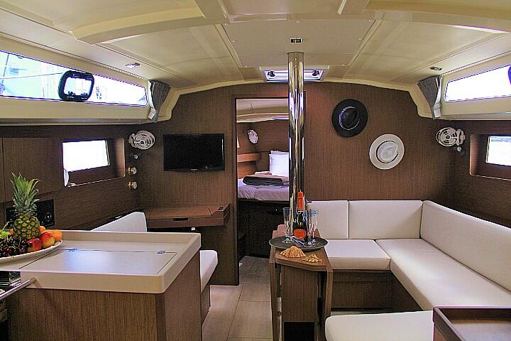 Sailing yacht 