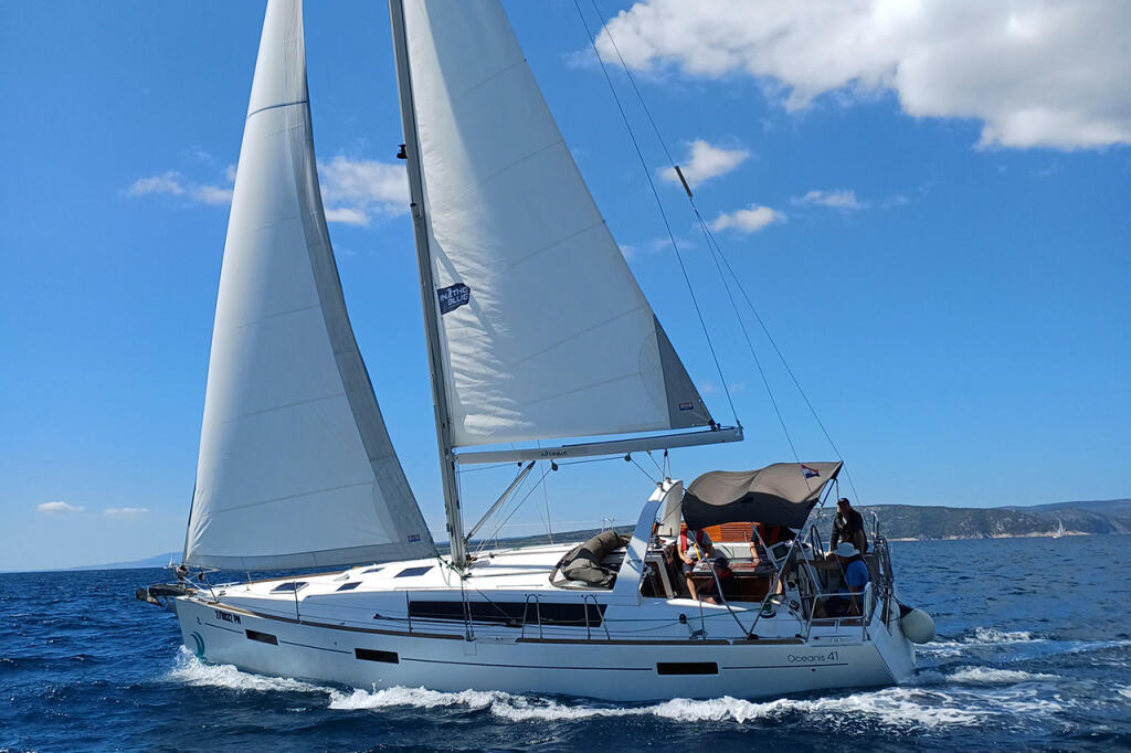 Sailing yacht 