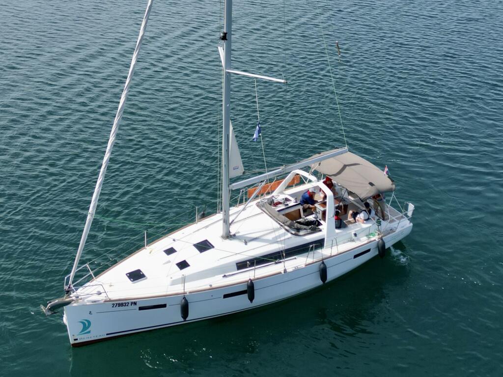 Sailing yacht 