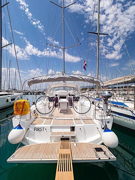 Sailing yacht 