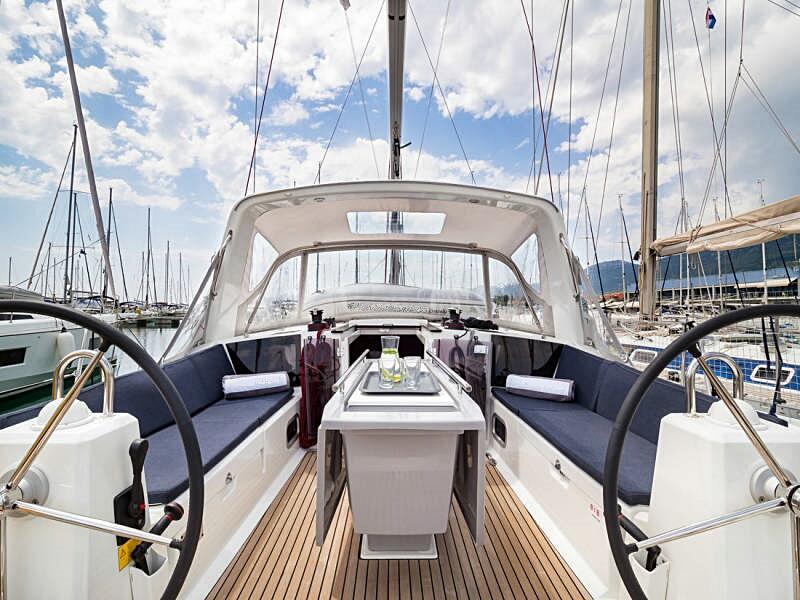Sailing yacht 