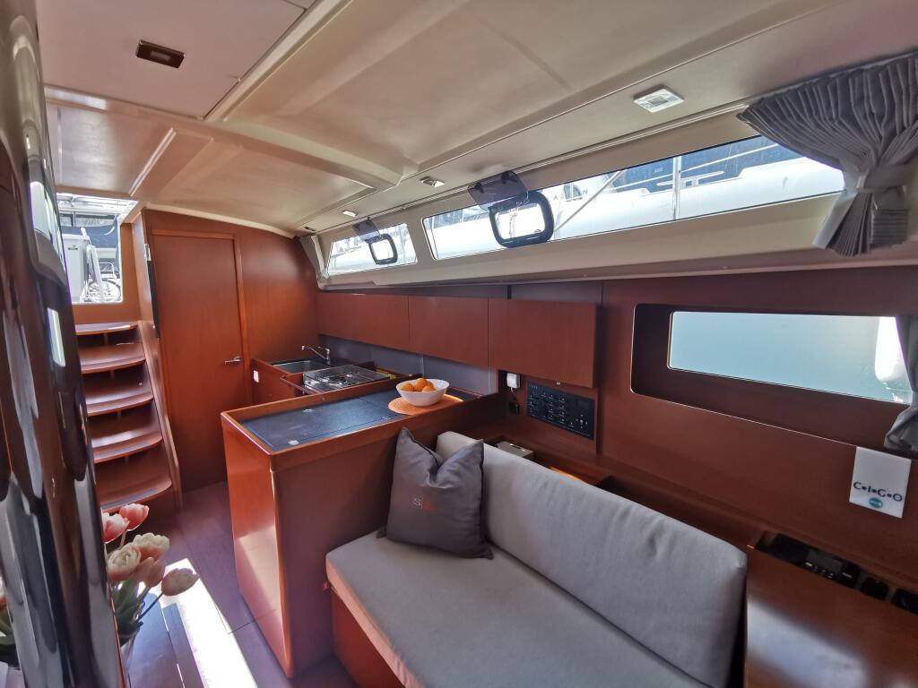 Sailing yacht 
