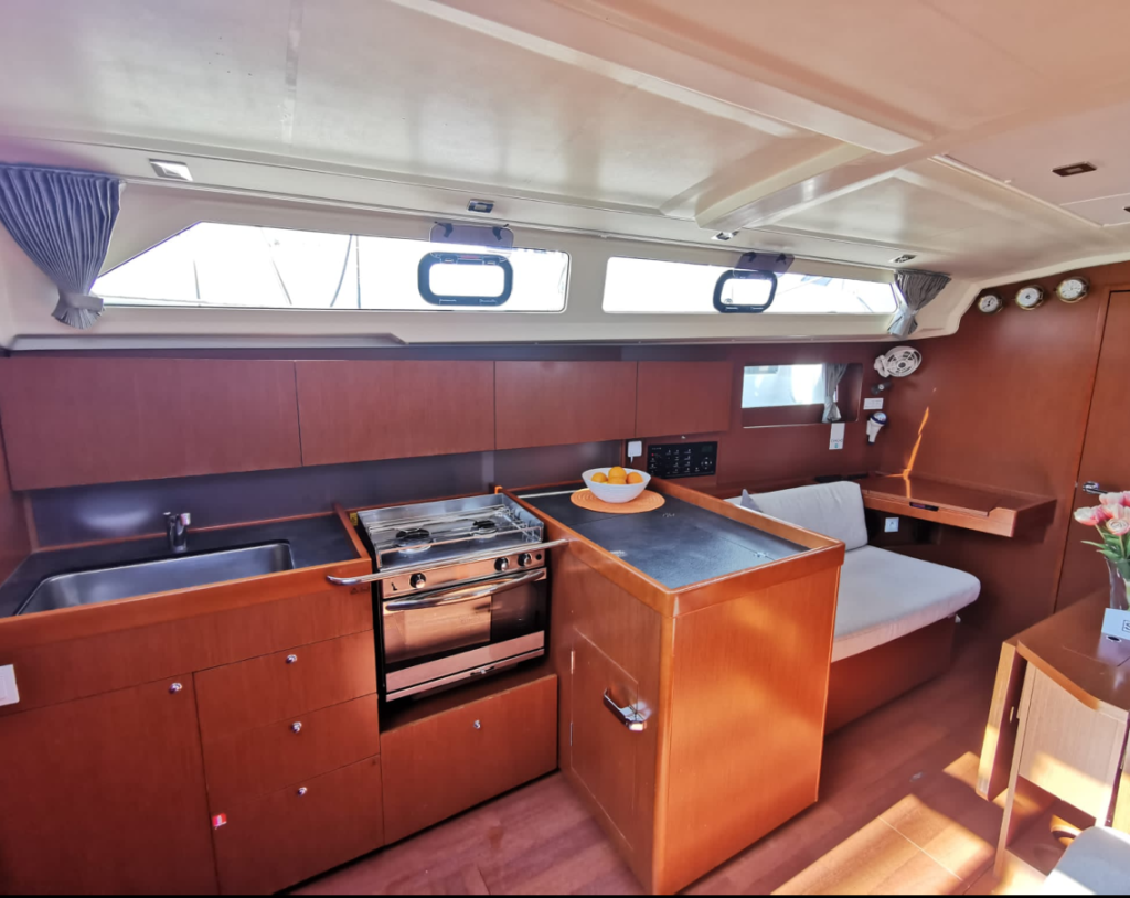 Sailing yacht 