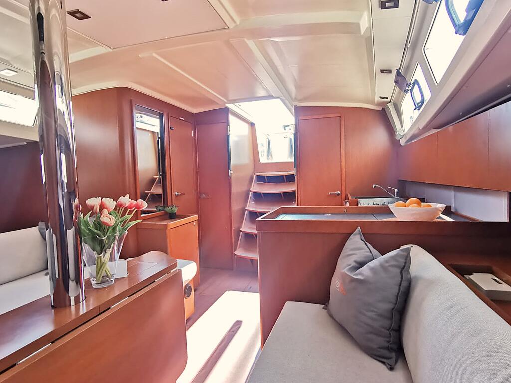 Sailing yacht 