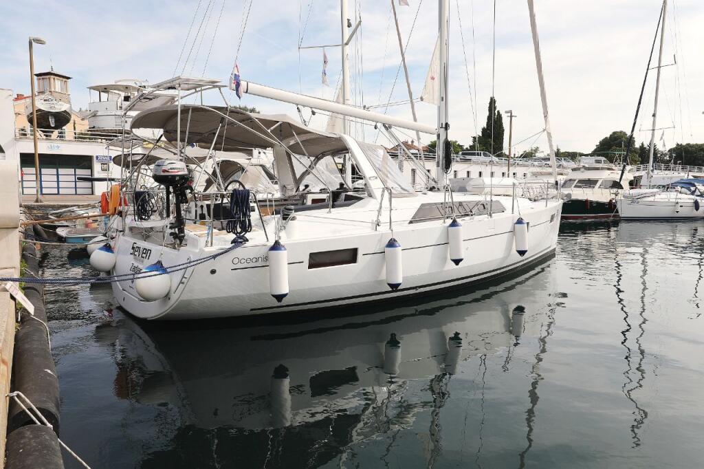 Sailing yacht 