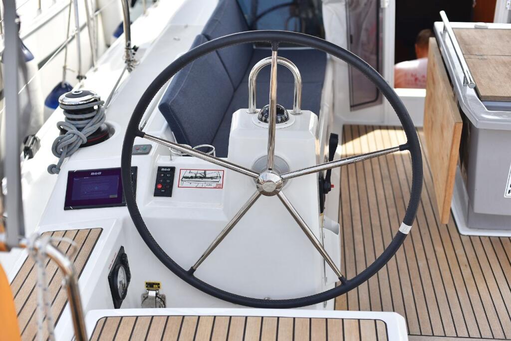 Sailing yacht 