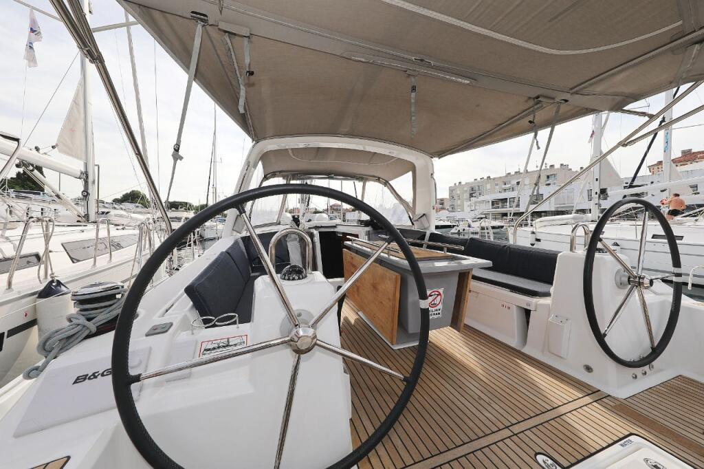 Sailing yacht 