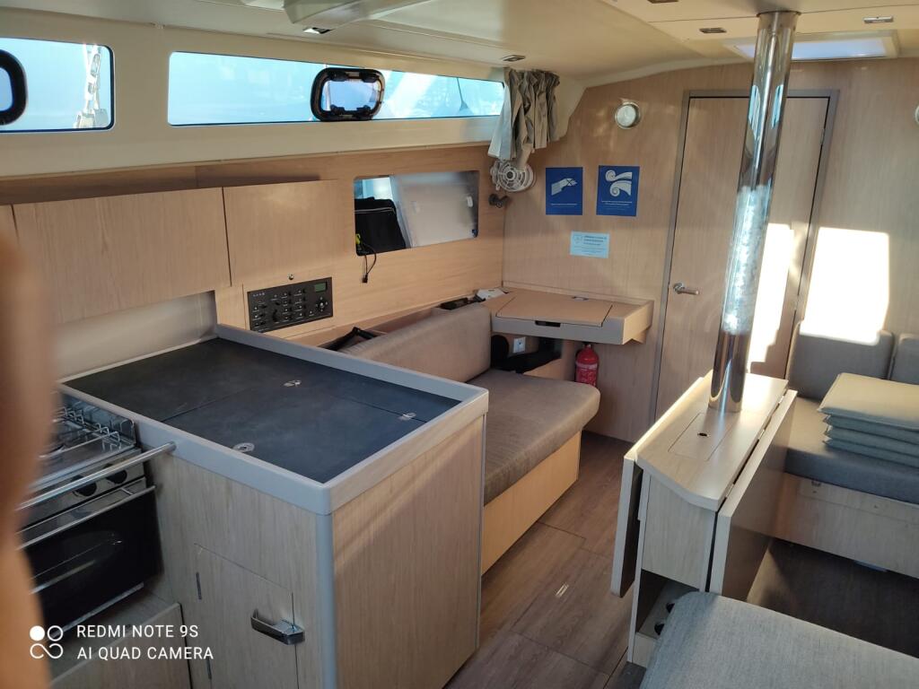 Sailing yacht 