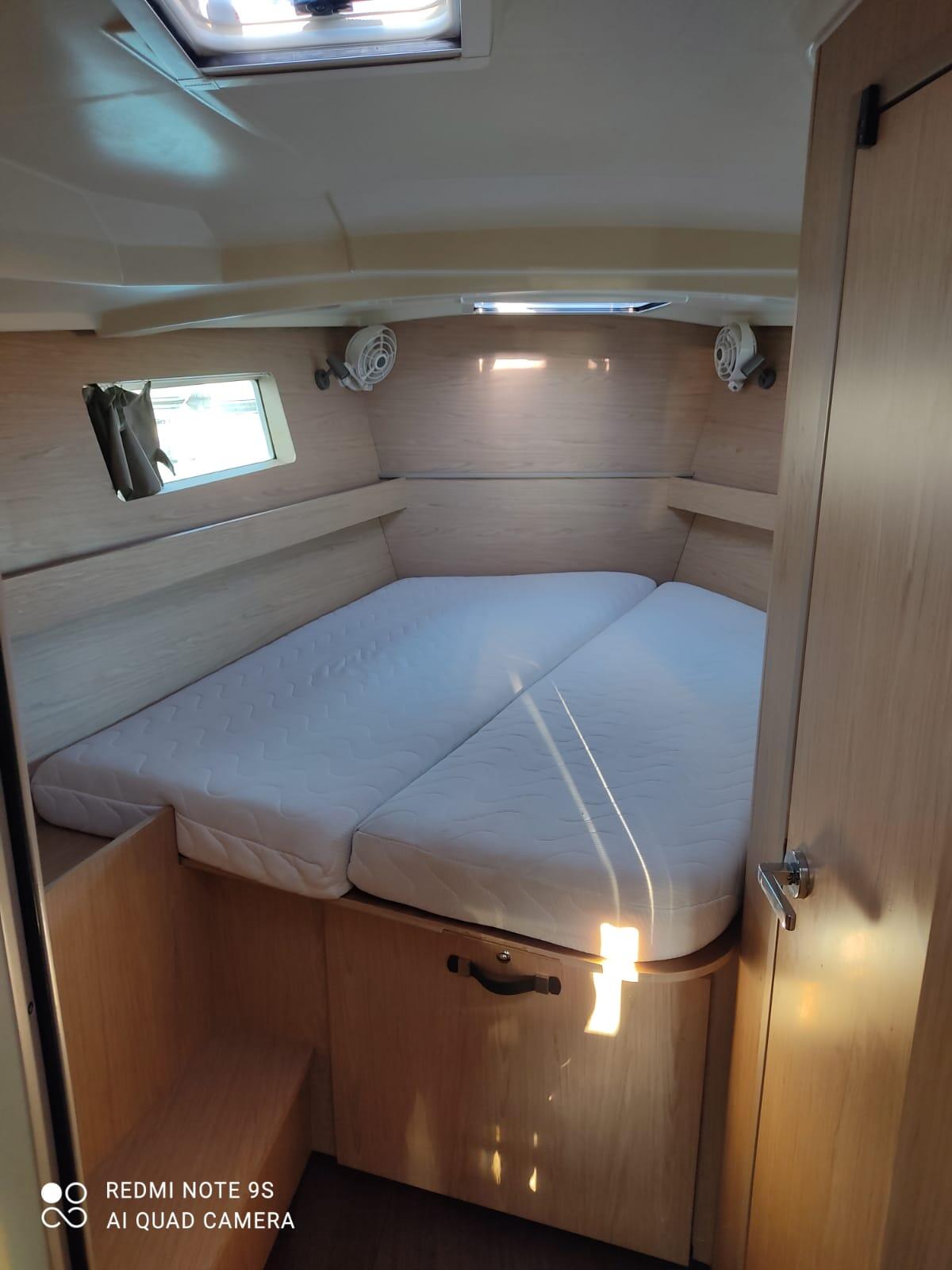 Sailing yacht 