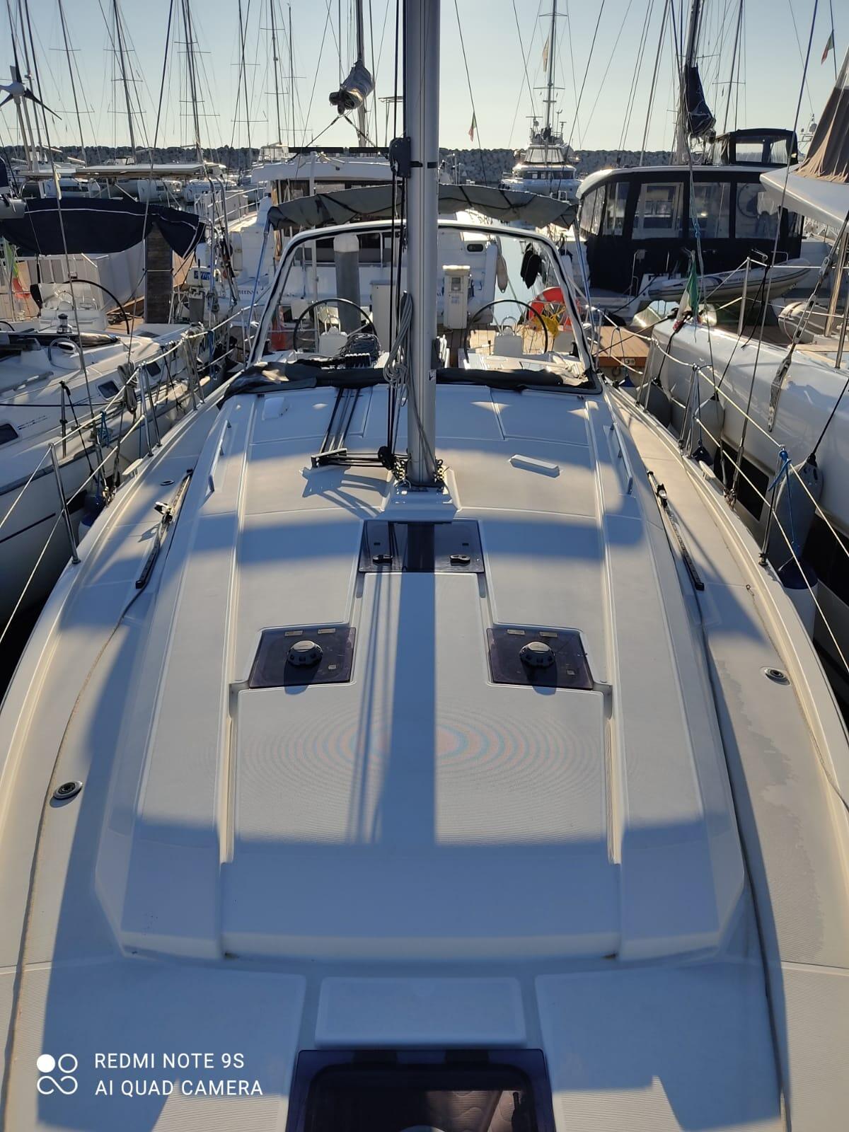 Sailing yacht 