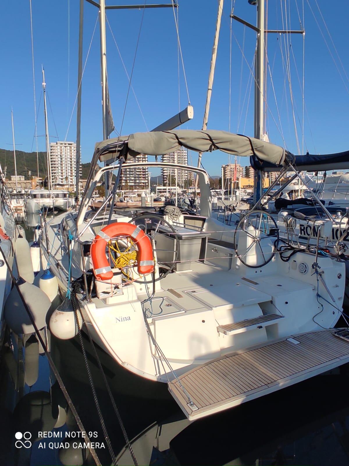 Sailing yacht 